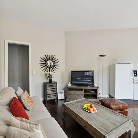 Bnbnook - Stylish 1br - Heart Of Golden Triangle Apartment